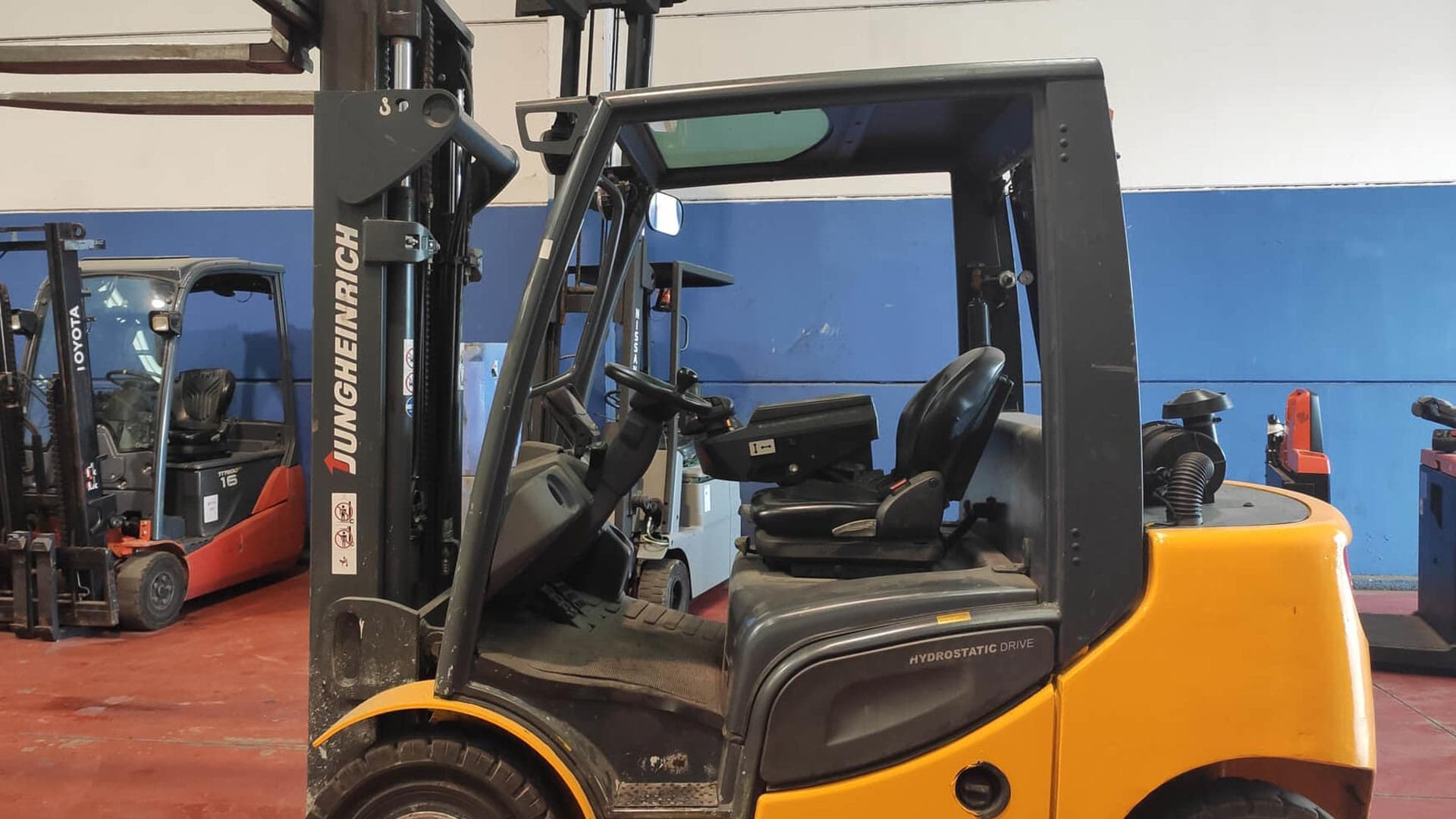 ¿Quiere comprar o alquilar una carretilla elevadora en Ourense?